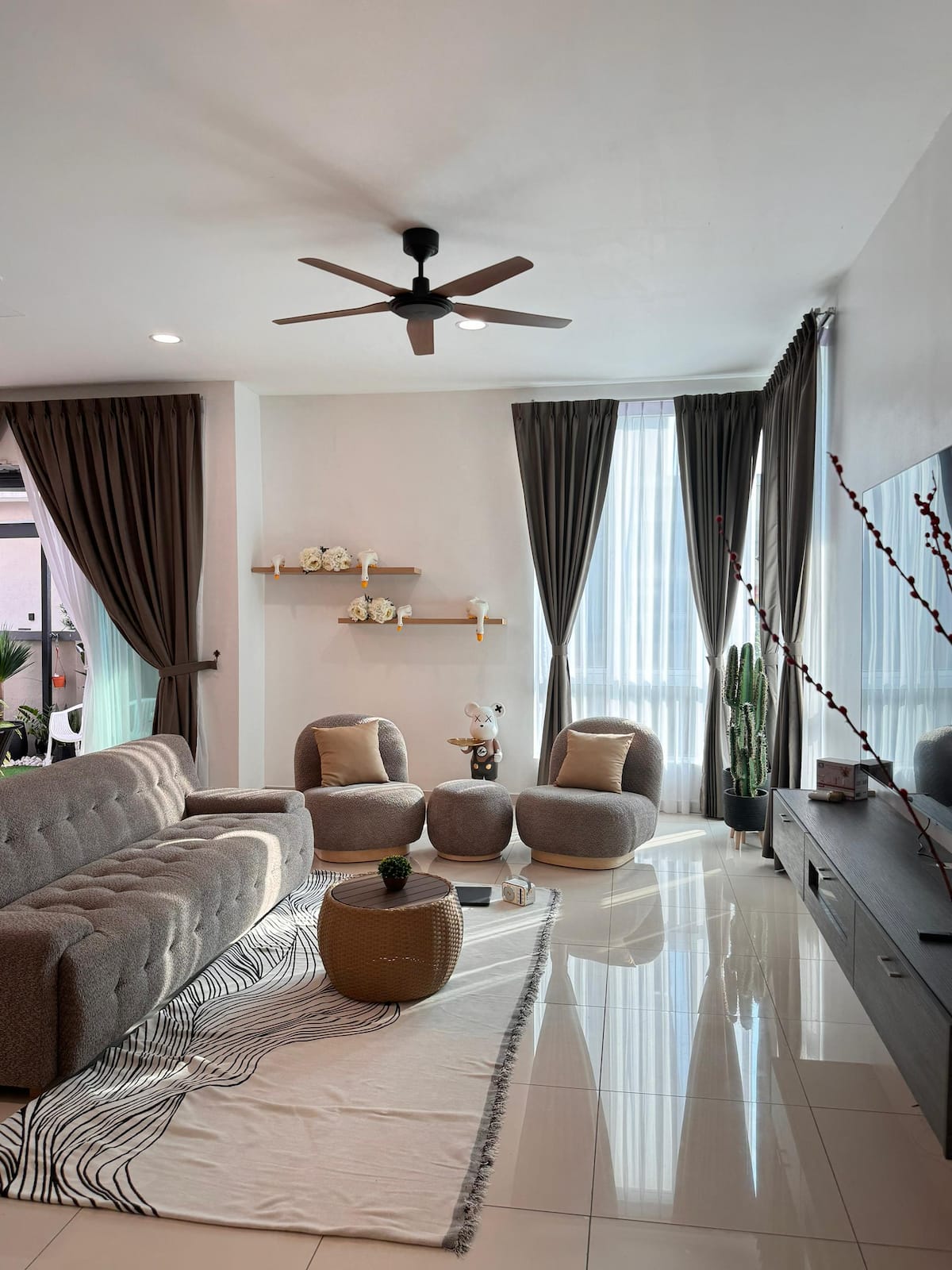 3-Storey Luxury House · June's — photo 2