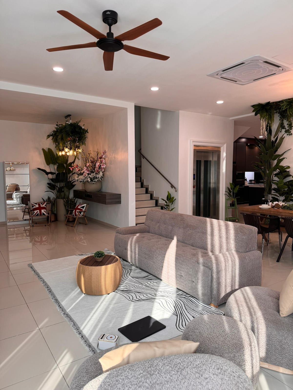 3-Storey Luxury House · June's — photo 3