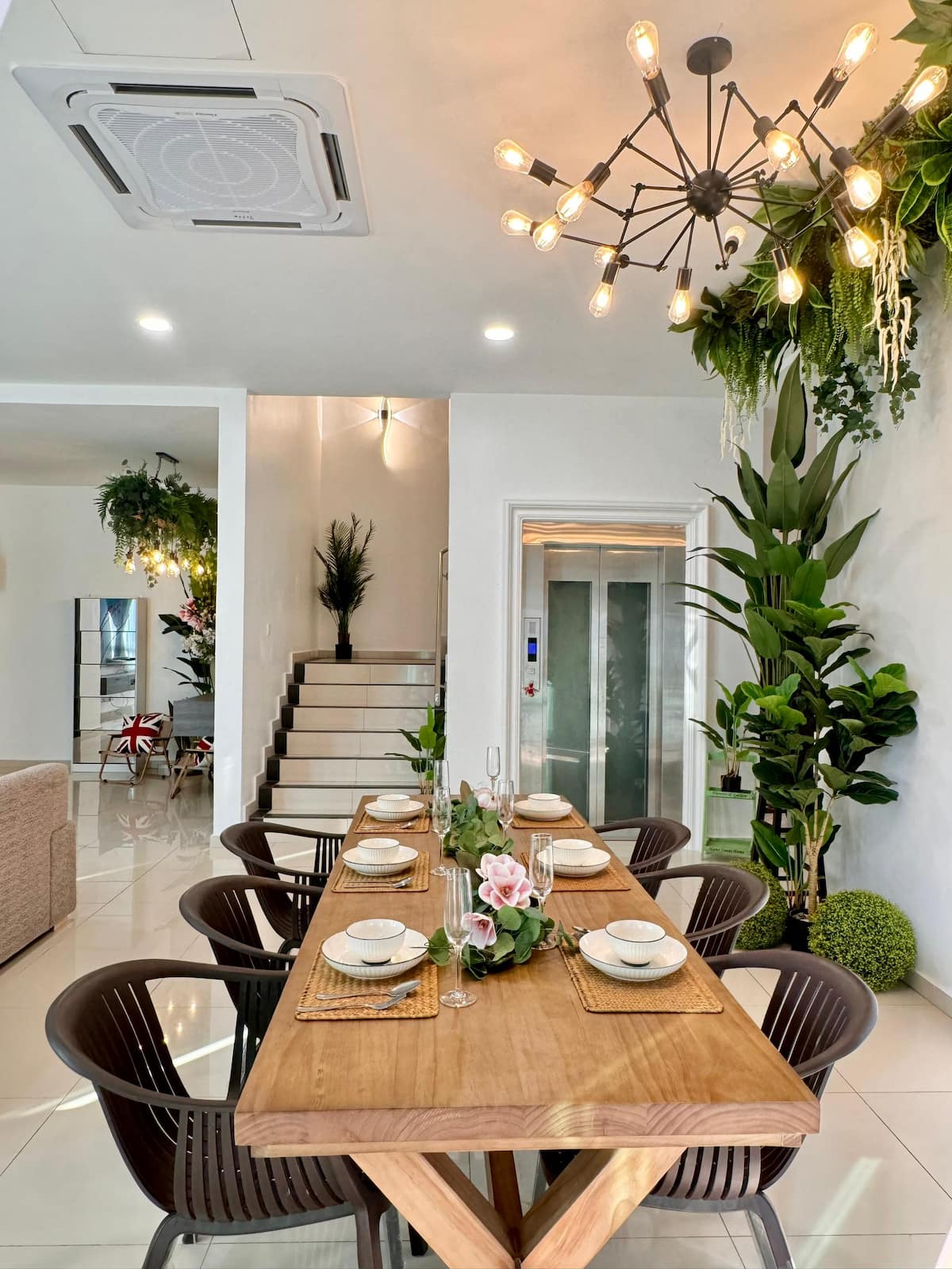 3-Storey Luxury House · June's — photo 3